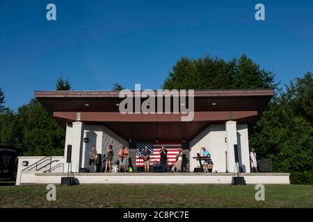 Oakhurst, New Jersey, USA. Juli 2020. Die marokkanischen Hüpfhürfer spielen ein Drive-in-Konzert, um die lokale Musikszene zu stärken, da die Beschränkungen für Indoor-Aktivitäten aufgrund der Novelle Covid-19 Pandemie im Joe Palaia Park in Oakhurst, New Jersey, weiter bestehen. Obligatorische Gutschrift: Kostas Lymperopoulos/CSM/Alamy Live News Stockfoto