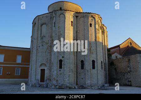 ZADAR, KROATIEN - 23. Juli 2020: St. Donat Kirche, Forum und Kathedrale St. Anastasia Glockenturm in Zadar, Kroatien. Stockfoto