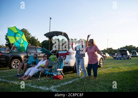 Oakhurst, New Jersey, USA. Juli 2020. Fans beobachten in sozial distanzierten Räumen, wie die marokkanischen Hüpfhirten ein Drive-in-Konzert spielen, um die lokale Musikszene zu stärken, da die Beschränkungen für Indoor-Aktivitäten aufgrund des Romans Covid-19 Pandemie im Joe Palaia Park in Oakhurst, New Jersey, weiter bestehen. Obligatorische Gutschrift: Kostas Lymperopoulos/CSM/Alamy Live News Stockfoto