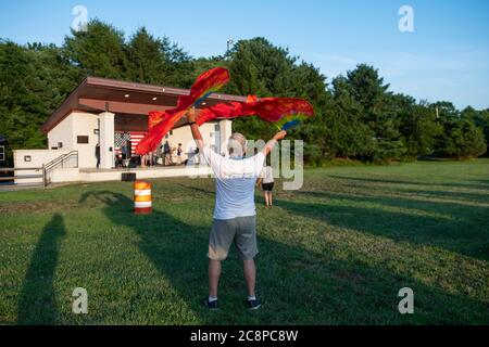 Oakhurst, New Jersey, USA. Juli 2020. Ein Fan hat eine gute Zeit, während die marokkanischen Hüpfhäher spielen ein Drive-in-Konzert zu helfen, die lokale Musikszene zu stärken, da Beschränkungen für Indoor-Aktivitäten aufgrund der Roman Covid-19 Pandemie im Joe Palaia Park in Oakhurst, New Jersey. Obligatorische Gutschrift: Kostas Lymperopoulos/CSM/Alamy Live News Stockfoto