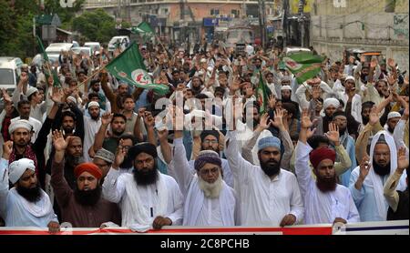 Pakistanische Aktivisten der sunnitischen Tehreek (eine religiöse Gruppe) protestieren gegen die Verhaftung des religiösen Führers Dr. Muhammad Ashraf Asif Jalali Sahb. (Vorsitzender Tehreek Labbaik Ya RasoolAllah) (Gründer von Idara Sirat-e-Mustaqeem Pakistan) in Lahore. Tehreek-e-Labbaik Kleriker Dr. Ashraf Asif Jalali's blasphemische Bemerkungen evozierten sofortige Reaktion von sunnitischen und schiitischen muslimischen Gelehrten.sunnitischen und schiitischen Geistlichen verurteilen Ashraf Jalali über Blasphemie von Bibi Fatima Zahra, der geliebten Tochter von Hazrat Mohammad (PBUH), der letzten Apostel Gottes und Prophet des Islam und der Menschheit. (Foto von Rana Sajid Hussain/Pacific Stockfoto