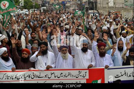 Pakistanische Aktivisten der sunnitischen Tehreek (eine religiöse Gruppe) protestieren gegen die Verhaftung des religiösen Führers Dr. Muhammad Ashraf Asif Jalali Sahb. (Vorsitzender Tehreek Labbaik Ya RasoolAllah) (Gründer von Idara Sirat-e-Mustaqeem Pakistan) in Lahore. Tehreek-e-Labbaik Kleriker Dr. Ashraf Asif Jalali's blasphemische Bemerkungen evozierten sofortige Reaktion von sunnitischen und schiitischen muslimischen Gelehrten.sunnitischen und schiitischen Geistlichen verurteilen Ashraf Jalali über Blasphemie von Bibi Fatima Zahra, der geliebten Tochter von Hazrat Mohammad (PBUH), der letzten Apostel Gottes und Prophet des Islam und der Menschheit. (Foto von Rana Sajid Hussain/Pacific Stockfoto