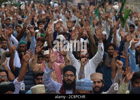 Pakistanische Aktivisten der sunnitischen Tehreek (eine religiöse Gruppe) protestieren gegen die Verhaftung des religiösen Führers Dr. Muhammad Ashraf Asif Jalali Sahb. (Vorsitzender Tehreek Labbaik Ya RasoolAllah) (Gründer von Idara Sirat-e-Mustaqeem Pakistan) in Lahore. Tehreek-e-Labbaik Kleriker Dr. Ashraf Asif Jalali's blasphemische Bemerkungen evozierten sofortige Reaktion von sunnitischen und schiitischen muslimischen Gelehrten.sunnitischen und schiitischen Geistlichen verurteilen Ashraf Jalali über Blasphemie von Bibi Fatima Zahra, der geliebten Tochter von Hazrat Mohammad (PBUH), der letzten Apostel Gottes und Prophet des Islam und der Menschheit. (Foto von Rana Sajid Hussain/Pacific Stockfoto