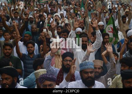 Pakistanische Aktivisten der sunnitischen Tehreek (eine religiöse Gruppe) protestieren gegen die Verhaftung des religiösen Führers Dr. Muhammad Ashraf Asif Jalali Sahb. (Vorsitzender Tehreek Labbaik Ya RasoolAllah) (Gründer von Idara Sirat-e-Mustaqeem Pakistan) in Lahore. Tehreek-e-Labbaik Kleriker Dr. Ashraf Asif Jalali's blasphemische Bemerkungen evozierten sofortige Reaktion von sunnitischen und schiitischen muslimischen Gelehrten.sunnitischen und schiitischen Geistlichen verurteilen Ashraf Jalali über Blasphemie von Bibi Fatima Zahra, der geliebten Tochter von Hazrat Mohammad (PBUH), der letzten Apostel Gottes und Prophet des Islam und der Menschheit. (Foto von Rana Sajid Hussain/Pacific Stockfoto