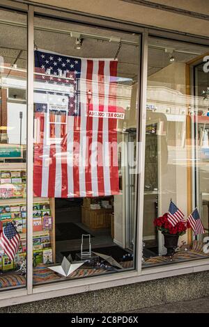 Eine amerikanische Flagge hängt in einem Schaufenster in Gardner, Massachusetts Stockfoto