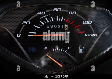 Eine Nahaufnahme von Roller Tachometer schwarzen Armaturenbrett Stockfoto
