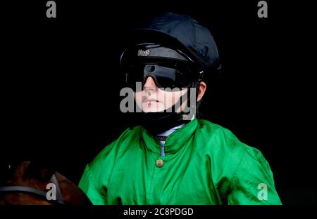 Jockey Hollie Doyle vor der Pferderennbahn Princess Margaret Betfred Stakes Ascot. Stockfoto