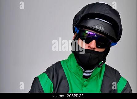 Jockey Thomas Greatrex vor der Pferderennbahn von Princess Margaret Betfred Stakes Ascot. Stockfoto