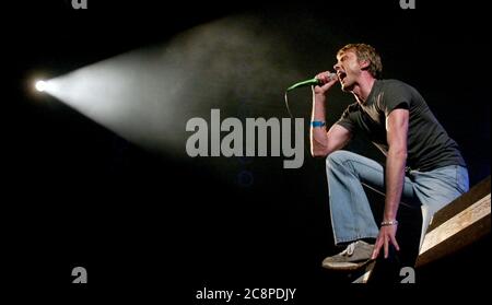 Hultsfred, Schweden 20020614 Brett Anderson, Sänger der Gruppe Suede, beim Hultsfred Festival. Foto Jeppe Gustafsson Stockfoto