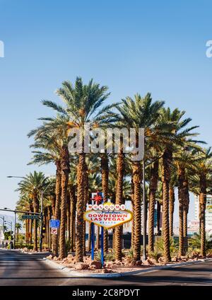 Willkommen im fabelhaften Las vegas Schild vor Palmen, Las Vegas, Nevada Stockfoto