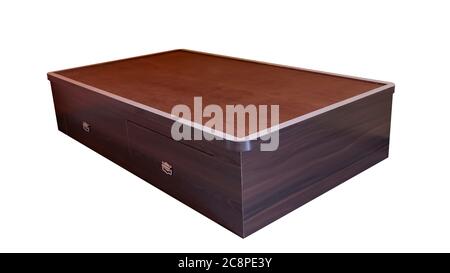 Ein hölzernes Diwan mit Ablage Schublade braune Farbe Möbel isoliert auf weißem Hintergrund Stockfoto