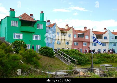 Thorpeness, Suffolk, Großbritannien - 26. Juli 2020: Herrliches Wetter an der Ostküste Anglians. The Headlands - mehrfarbige Terrassenhäuser. Stockfoto