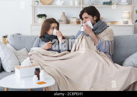 Kranke Familie, die zu Hause an Kälte leidet Stockfoto