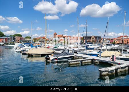 Seeblick auf Waren (Müritz), eine Stadt und Luftkurort im Bundesland Mecklenburg-Vorpommern Stockfoto