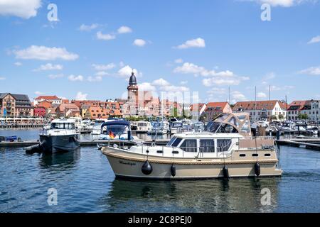 Seeblick auf Waren (Müritz), eine Stadt und Luftkurort im Bundesland Mecklenburg-Vorpommern Stockfoto