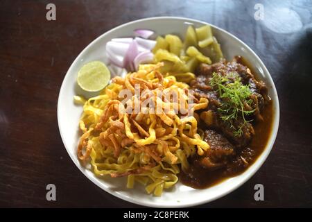 Khao Soi mit nordthailändischer Wurst und Essen Stockfoto