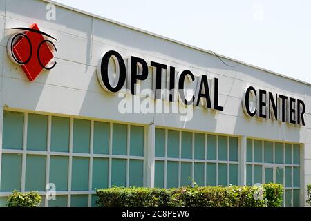 Bordeaux , Aquitaine / Frankreich - 07 22 2020 : optisches Center Zeichen und Text Logo auf dem Geschäft Front Shop Sale googles Augenbekleidung Stockfoto