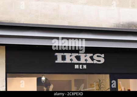 Bordeaux , Aquitaine / Frankreich - 07 22 2020 : ikks Shop Logo und Text des Modehaus Zeichen Kleidung für Männer Stockfoto