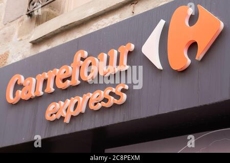 Bordeaux , Aquitaine / Frankreich - 07 22 2020 : Carrefour Express Logo und Text-Zeichen auf Supermarkt Markengeschäft Stockfoto