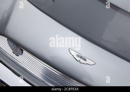 Bordeaux , Aquitaine / Frankreich - 06 14 2020 : Aston Martin Fahrzeugabzeichen auf einem klassischen Sportwagen DB5 Logo Zeichen Stockfoto