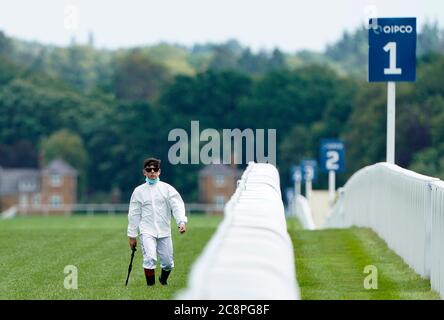 Jockey Marco Ghiani geht vor dem ersten Rennen auf der Ascot Racecourse auf die Strecke. Stockfoto