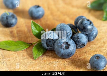 Frische Blaubeeren auf hölzernen Tisch Stockfoto