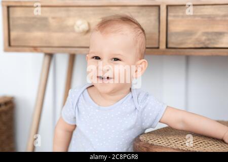 Babyporträt. Liebenswert Lächelnd Kleinkind Junge Posiert Zu Hause, Blick Auf Kamera Stockfoto