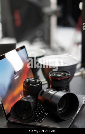 Fotografie Designer Arbeitsplatz, Geräte auf weißen Tischplatte Stockfoto