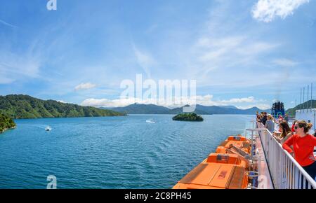 Passagiere, die die Marlborough Sounds vom Deck der Wellington-Fähre nach Picton, South Island, Neuseeland, betrachten Stockfoto