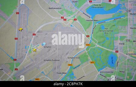 Flugverkehr über den Flughafen Schiphol (26. juli 2020, UTC 13.29) im Internet mit Flightradar 24-Standort während der Coronavirus-Pandemie Stockfoto