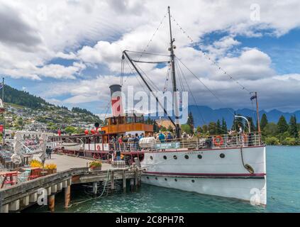 Der Dampfer TSS Earnslaw dockte an Steamer Wharf, Lake Wakatipu, Queenstown, Neuseeland Stockfoto