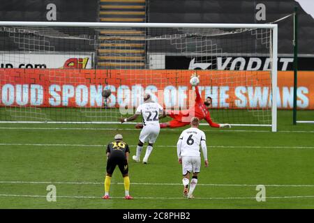 Andre Aiew von Swansea City sieht seine Strafe durch Brentford-Torwart David Raya Martin während des ersten Leg-Spiels der Sky Bet Championship im Liberty Stadium in Swansea gerettet. Stockfoto