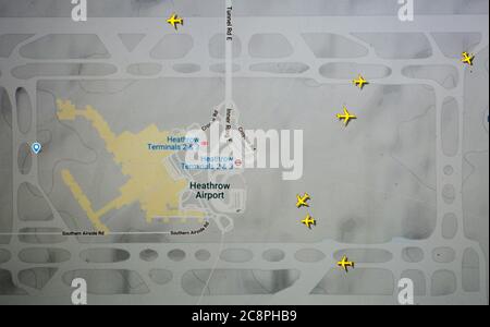 Flugverkehr über den Flughafen London-Heathrow (26. juli 2020, UTC 17.10) im Internet mit Flightradar 24-Standort während der Coronavirus-Pandemie Stockfoto