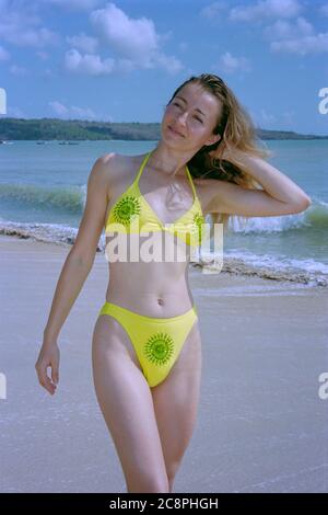 Lächelnd hübsche Hündin mit langen Haaren im Bikini stehend am kuta Strand bali indonesia 2002 Stockfoto