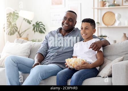 Happy Black Senior Man Verbringt Zeit Mit Seinem Enkel Zu Hause Stockfoto