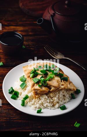 Oyakodon-Schale auf weißem Teller Stockfoto