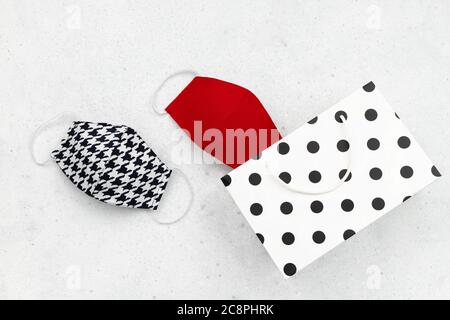 Damen schützende modische Masken mit Einkaufstasche Stockfoto