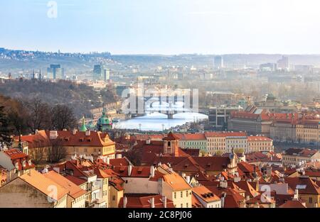 Blick vom Kloster Strahov auf roten Ziegeldächern und Brücken über die Moldau, Prag, Tschechien Stockfoto