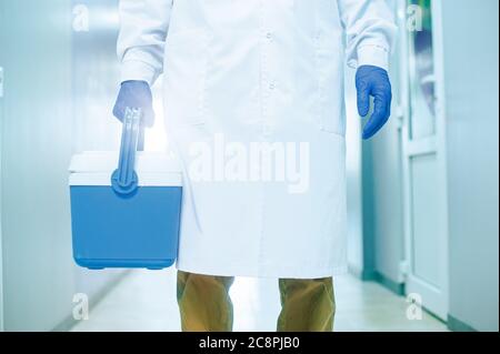 Medizinisches Personal, Krankenschwester, Arzt mit einem tragbaren Kühltasche. Stockfoto