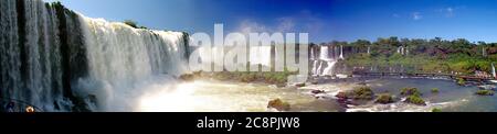 Panoramalandschaft von Cataras do Iguaçu, auch bekannt als Iguazu Wasserfälle an der Grenze zu Brasilien und Argentinien. Teufels Kehle Wasser fallen sichtbar mit Stockfoto