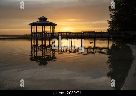 Sonnenaufgang über einem Pavillon an einem kleinen See in einer zentralen Florida Altersgruppe Stockfoto