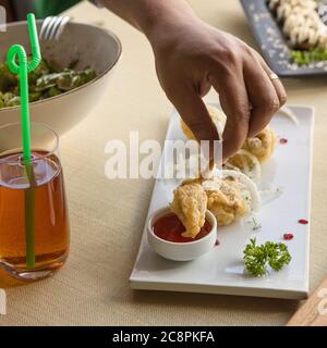 Dipping Chicken Ring, Nugget, Calamari zu einer Tomatensauce Stockfoto