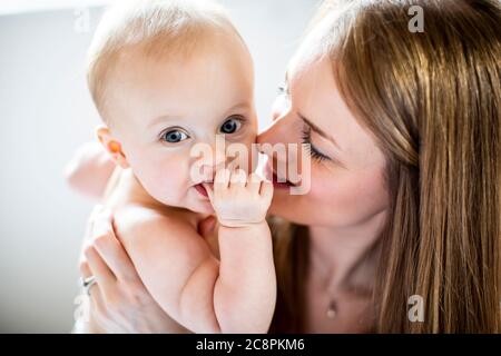 Porträt des Babys von einer Frau gehalten, Blick auf die Kamera Stockfoto