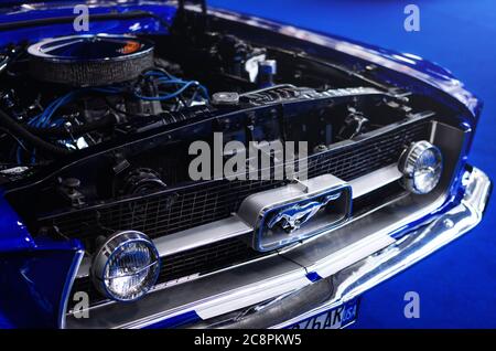 TURIN, ITALIEN - 25. MÄRZ 2018: Blue 1967 Ford Mustang auf einer Oldtimer-Ausstellung in Turin (Italien) am 25. märz 2018 Stockfoto