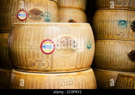 BRA, ITALIEN - 18. SEPTEMBER 2017: Viele Parmiggiano Reggiano (typisch italienischer Käse) Räder zusammen gestapelt in Bra (Piemont, Italien) am 18. september, Stockfoto