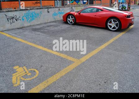 ALBA, ITALIEN - 22. OKTOBER 2011 - EIN Ferrari auf einem Behindertenparkplatz in Alba, Italien, am 22. oktober 2011. Stockfoto