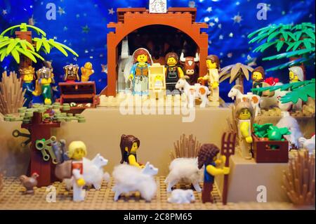 ALBA, ITALIEN - 24. DEZEMBER 2017: Detail einer Krippe aus Legosteinen und Figuren in Alba (Italien) am 24,2017. Dezember Stockfoto