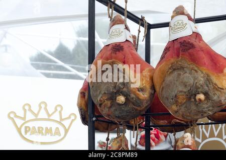 TURIN, ITALIEN - 17. JUNI 2018: Hängen Parma rohen Schinken auf einem Marktstand il Turin, Piemont, Italien am 17 2018. juni. Stockfoto