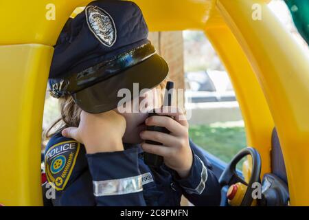 4 Jahre alter Junge als Polizist gekleidet Stockfoto