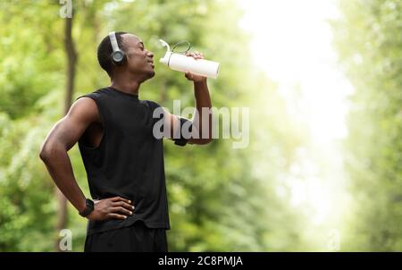 Afrikanischer Sportler Trinkwasser, Pause während des Trainings Stockfoto